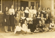 Klasfoto van meisjes uit de "Nonnekensschool" te Balegem