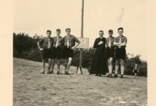 Chiro Melle op kamp, de proost met enkele leiders, 1957