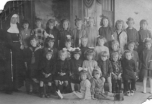 Klasfoto, leerlingen kleuter en lager gemengd, meisjesschool Balegem, jaren 20