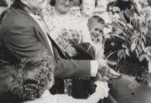 Jeanien Lefevre geeft bloemen aan burgemeester Otte, Sint-Lievens-Houtem, 1959