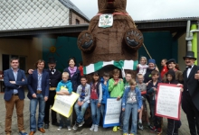 Klasfoto derde en vierde leerjaar Sint-Jozefschool met reuzenbeer Maarten, Vlierzele, 2014