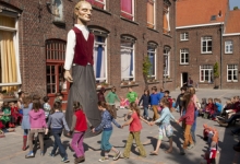 Leerlingen van het derde leerjaar dansen rond reus De Muntenaar, Munte, 2014