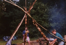 Kip aan 't spit op kamp van chiro Geertrui, Gembes, 1994