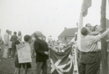 Hijsen van de vlag van chiro Geertrui, 1960-1970, Louise-Marie Hijsen van de vlag van chiro Geertrui, 1960-1970, Louise-Marie