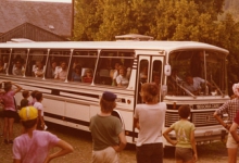 Ouders chiroleden komen aan per bus, Manderfeld, 1973 Ouders chiroleden komen aan per bus, Manderfeld, 1973
