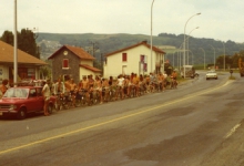 Chiro Melle rijdt in colonne Lourdes binnen, 1975 Chiro Melle rijdt in colonne Lourdes binnen, 1975