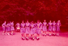 Volksdansdemonstratie door chiromeisjes, Goeferdinge, 1965