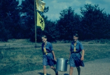 Eten op bezoekdag kamp chiromeisjes, Goeferdinge, 1965 Eten op bezoekdag kamp chiromeisjes, Goeferdinge, 1965