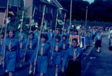 Chiromeisjes met pennoenen bij inhuldiging pastoor, Melle, 1965 Chiromeisjes met pennoenen bij inhuldiging pastoor, Melle, 1965
