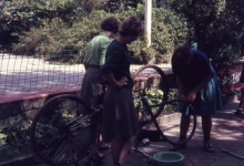 Chiro Melle Geertrui. Fietsbanden herstellen voor de tocht. Kamp in Geel, 1968.  