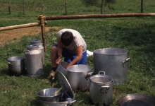 Chiro Melle Geertrui. Ketels kuisen. Op kamp in Maboge, 1988.