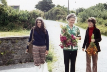 Chiro Melle Geertrui. Kookmoeder Mevrouw De Vis in de bloemetjes. 
Ierland, 1972.