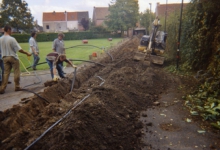 Chiro Melle Geertrui. Doortrekken van de waterleiding. Lindestraat, Melle, 2003. Chiro Melle Geertrui. Doortrekken van de waterleiding. Lindestraat, Melle, 2003.
