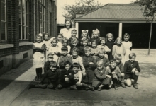 Klasfoto 3de en 4de leerjaar met juffrouw Lea Jolie, Landskouter, 1948-1949