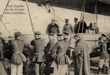 Graaf zeppelin in de Gondel van zijn luchtschip, 1913