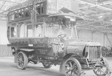 Schade aan een bus door een zeppelinbombardement, 1915