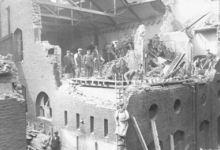 Schade aan een fabriek door zeppelinbombardement, 1915