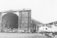 Zeppelinhal van Gontrode met een Gotha vliegtuig, 1915.