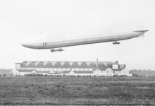 Zeppelin boven een zeppelinhal, 1915 Zeppelin boven een zeppelinhal, 1915