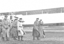 Hoog bezoek! Generaal von Hoeppner inspecteert het vliegveld, Gontrode, 1917