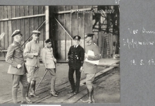 Duitse legertop voor de hal van het vliegveld van Gontrode, 1917