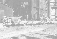 Pauze voor de poort van de hal van Gontrode,1915.