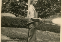 André Pieters besproeit azalea's, Melle, 1942