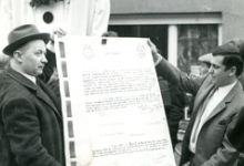 Uitreiking van de geboorteakte van de reuzen Bacchus en Bacchante, Sint-Lievens-Houtem, 1969