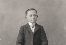 Zittend portret, jongen, Melle, 1910-1920 Zittend portret, jongen, Melle, 1910-1920