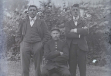 Portret van drie mannen in een tuin, Melle, 1910-1920 Portret van drie mannen in een tuin, Melle, 1910-1920