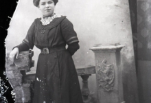 Staand portret, jongedame in feestkledij, Melle, 1910-1920 Staand portret, jongedame in feestkledij, Melle, 1910-1920