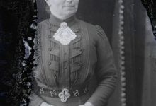 Zittend portret, vrouw in feestkledij, Melle, 1910-1920 Zittend portret, vrouw in feestkledij, Melle, 1910-1920