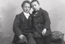 Zittend portret, 2 jongens, Melle, 1910-1920 Zittend portret, 2 jongens, Melle, 1910-1920