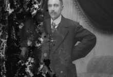 Studiofoto, man in staande houding, feestkledij met wit hemd en stropdas, Melle , 1910-1920