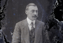 Zittend portret, man van middelbare leeftijd in feestkostuum met wit hemd en stropdas, gemodelleerde snor en strak naar achter gekamd haar, Melle , 1910-1920