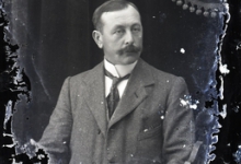 Zittend portret man in kostuum met wit hemd en stropdas, snor en strak gekamd haar, Melle , 1910-1920