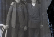 Staand portret van 2 jonge mannen in kostuum en hoofddeksel, 1 in wit hemd zonder opstaande boord en 1 in donkere pullover, Melle , 1910-1920