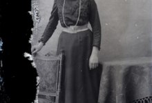 Staand portret van jonge dame in feestkledij met witte centuur en halsketting, Melle , 1910-1920