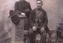 Portret van 2 mannen (1zittend, 1staand),met sigaar in de hand, met kuifvormig gekamd haar, Melle , 1910-1920