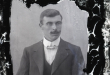 Portret van man in feestkledij bestaande uit kostuum, wit hemd en vlinderdas, gemodelleerde snor en golvend naar achter gekamd haar , Melle, 1910-1920