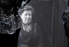 Zittende foto van vrouw in feestkledij en golvend opgestoken haar, Melle, 1910-1920