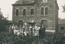 Familie Volckaert bij bloemisterij, Merelbeke, 1940-1950