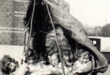 Kinderen Volckaert in manden, Merelbeke, jaren 1930 (?)