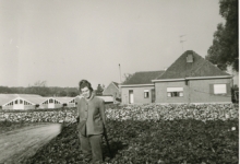Georgette Collin begiet de begonia's, Destelbergen, eind jaren 1960