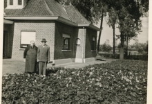 Leon Collin en Louise Homan aan de bloemisterij, Destelbergen, 1965-1969
Leon Collin en Louise Homan aan de bloemisterij, Destelbergen, 1965-1969