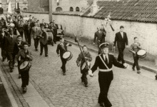 Optocht 'tamboerkens', Harmonie Heusden, 1964
