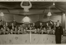 Harmonie Heusden tijdens muzikale avond in zaal "bij Falleken", ca. 1950