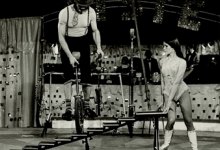 Acrobatieact met eenwielers