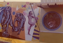 Foto van de panelen en de kassa van Circus Piste