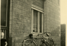 Twee fietsen aan de gevel van café "Den drieling" bij Georges Van Meldert, Scheldewindeke, 1950-1960